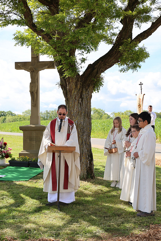 Dekan Ingo Kuhbach aus Mulfingen segnet das Kreuz. Bild: Ingrid Schuster