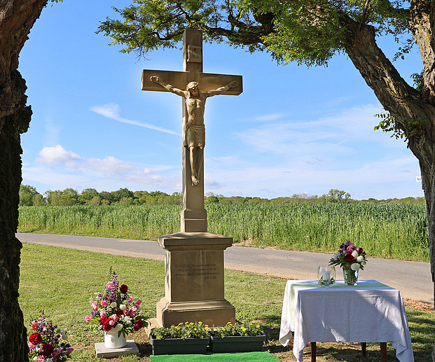 Das Herschles Kreuz steht wieder an seinem angestammten Platz am Ortseingang von Hohenrot. Bild: Ingrid Schuster